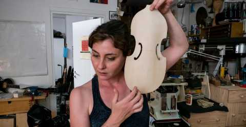Viole, violini e violoncelli fatti a mano: la storia e i segreti dei due maestri liutai di Bari